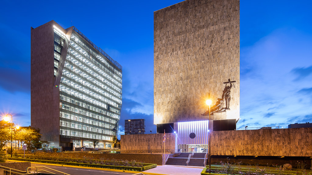 Torre Judicial exterior in the evening